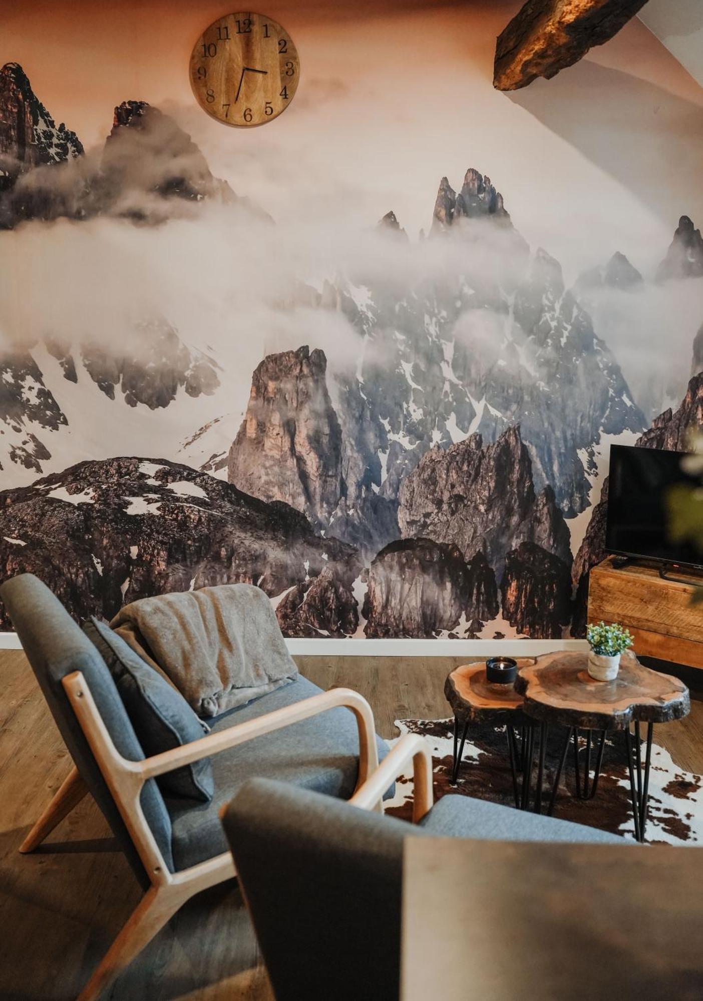-les Petits Ga!llards- 3 A Themes Apartment