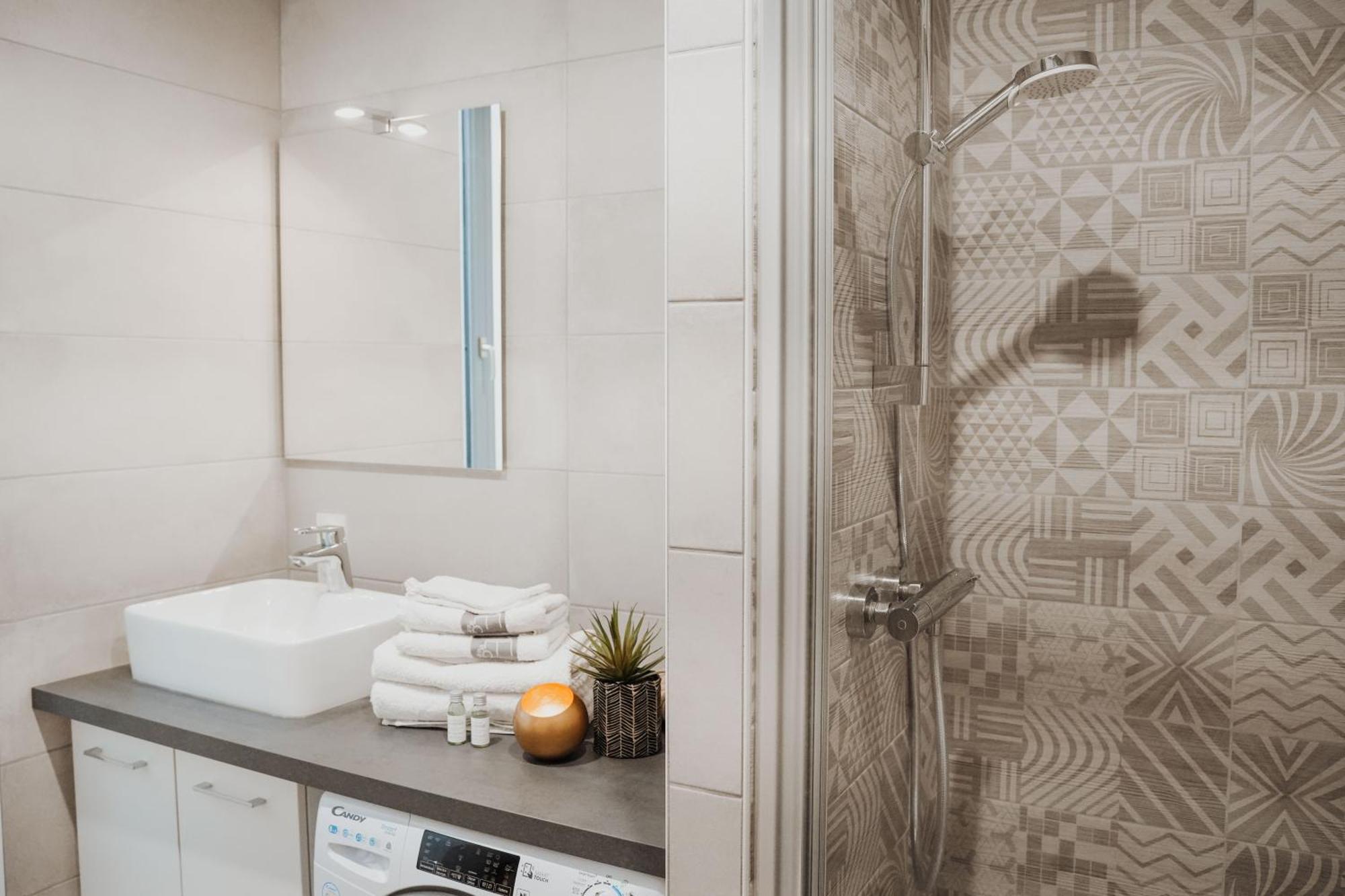 -les Petits Ga!llards- 3 A Themes Apartment